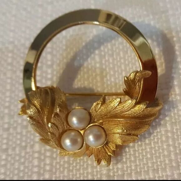 Vintage Sarah Coventry Signed Gold Tone Circle Brooch Pin Leaf with Faux Pearls - Picture 7 of 8